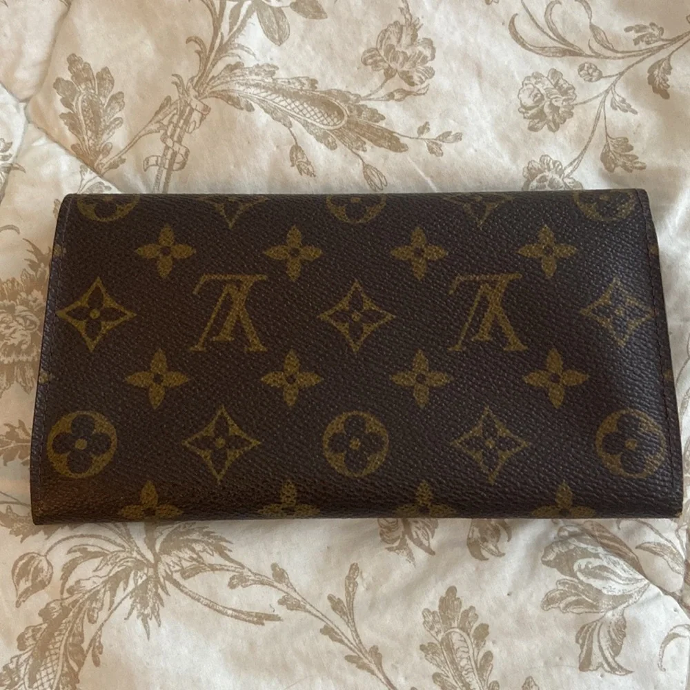 LV Monogram Sarah Wallet ~ Pre-loved Condition - Picture 9 of 14